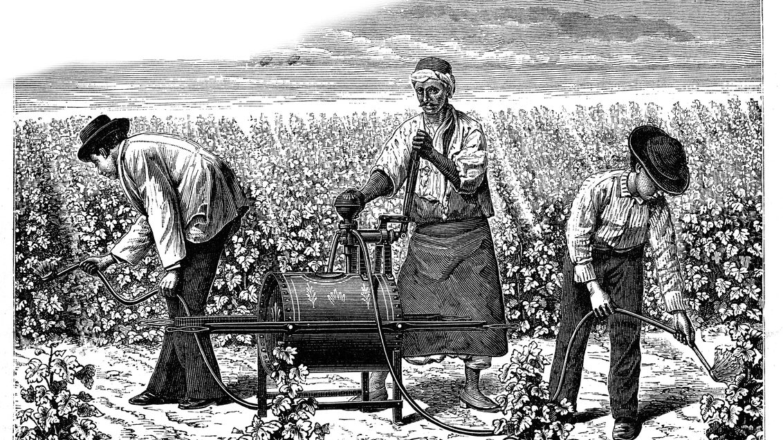 Historisches Foto von Farmers mit Pflanzenschutzmittel