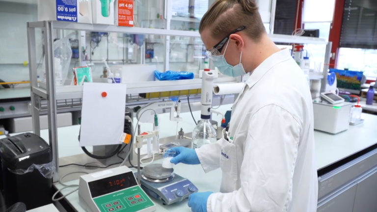 Meet Rhys, Lernender Laborant EFZ, Fachrichtung Chemie (Lehrgang 2019-2022)